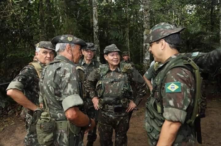 Imagem de militares na Floresta Amazônia
