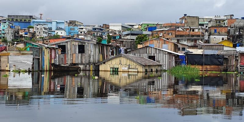 Imagem de rio acima do normal invadindo casas em Manaus